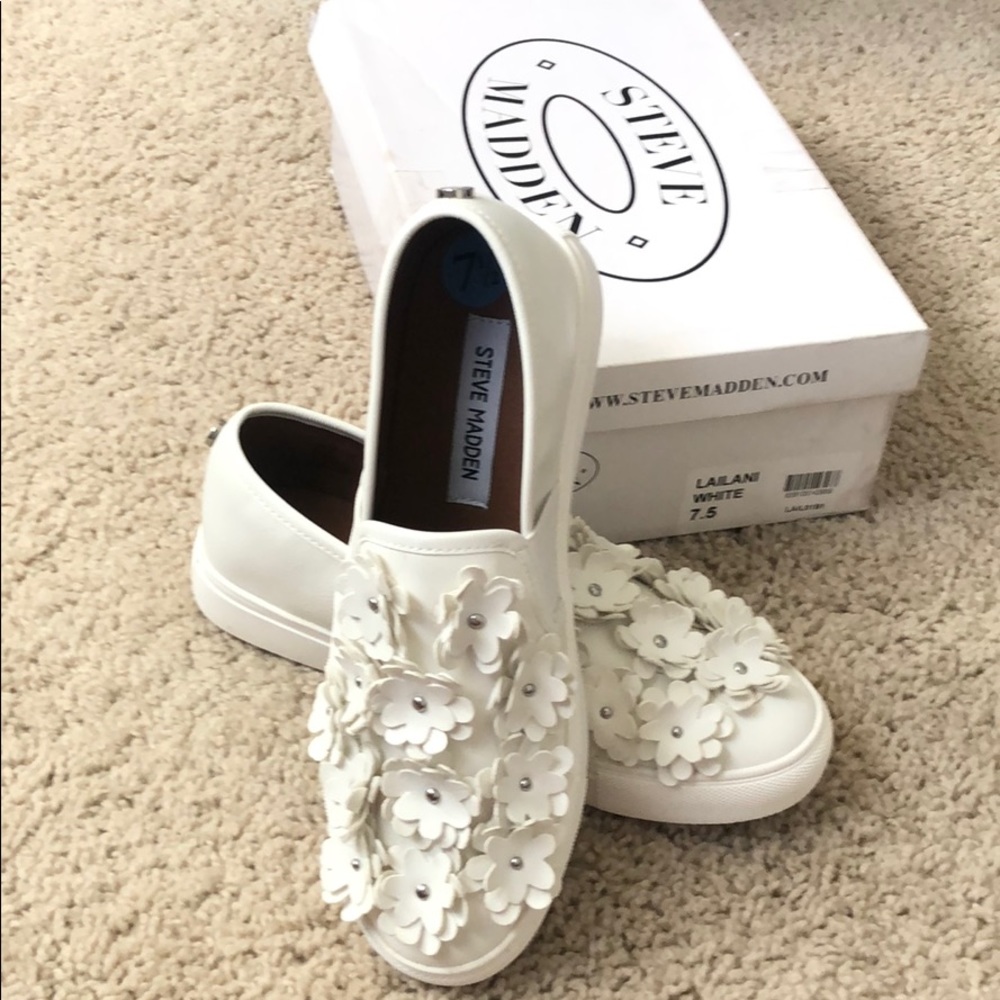 White Flower Steve Madden